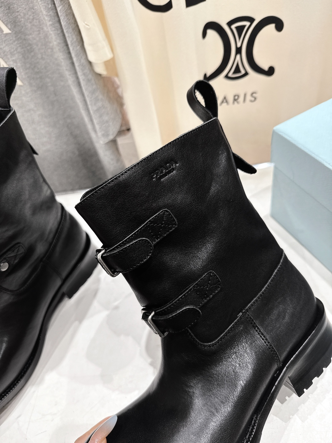 高版本出厂 prada/普拉达F041 2025ss最新厚底双搭扣马丁靴骑士靴短靴，非常耐看的一款走秀款