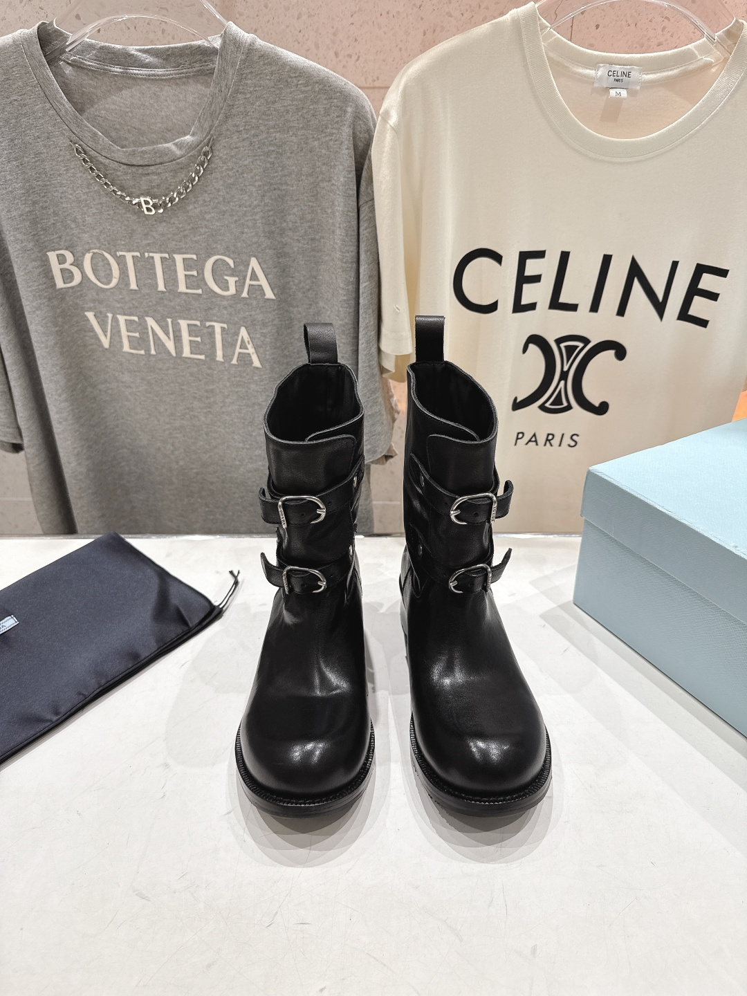 高版本出厂 prada/普拉达F041 2025ss最新厚底双搭扣马丁靴骑士靴短靴，非常耐看的一款走秀款