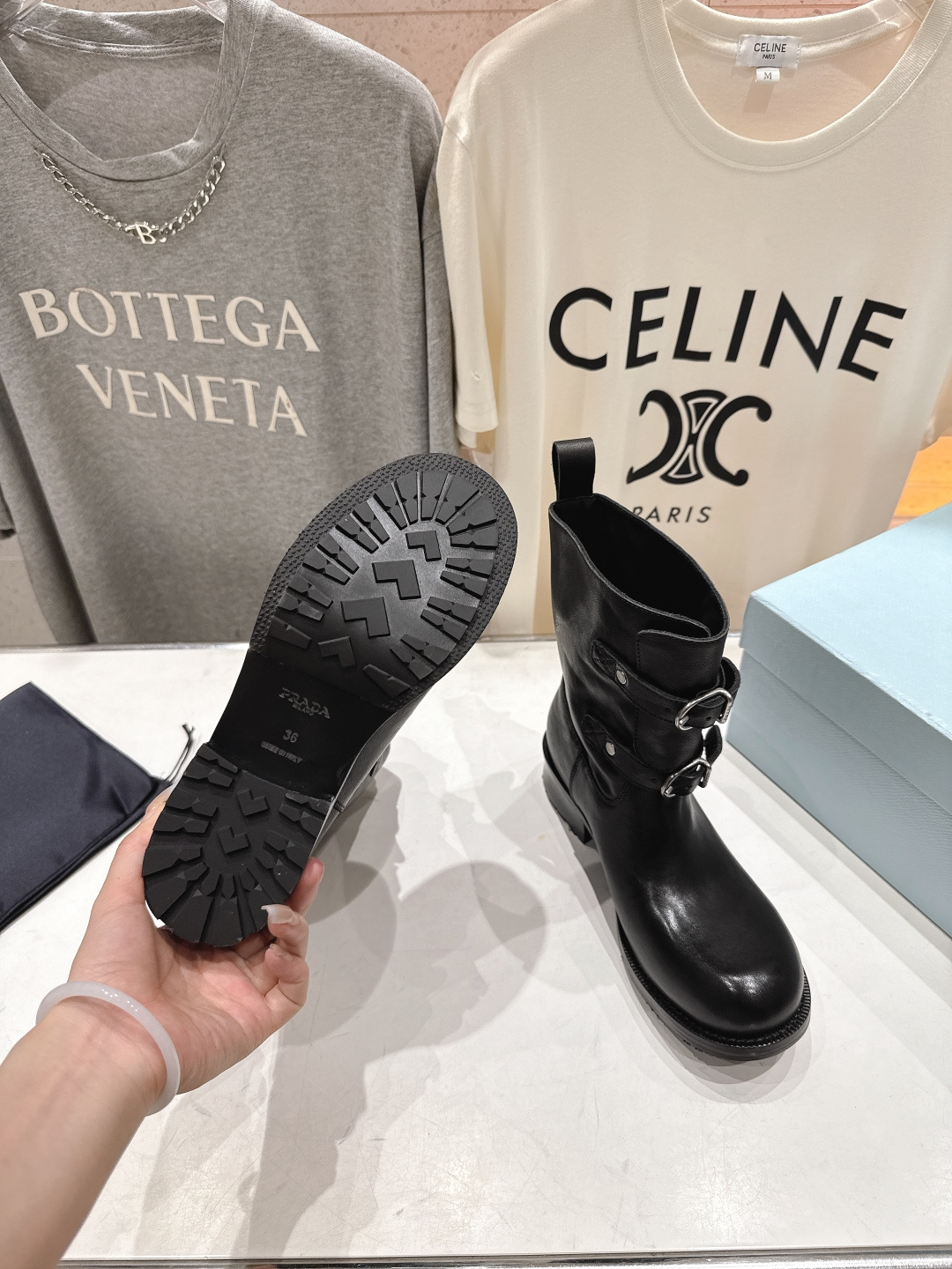高版本出厂 prada/普拉达F041 2025ss最新厚底双搭扣马丁靴骑士靴短靴，非常耐看的一款走秀款