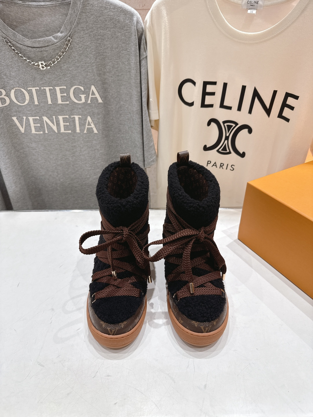 NO:594691,High version LOUIS VUITTON ss25 LV brand autumn and winter new thick-soled snow boots warm short boots LV winter ski series Monogram snow boots, highly recognizable! Many celebrity internet celebrities have planted real wool uppers, which are waterproof, windproof and warm. The wool lining is comfortable and breathable. Now is the season, so those who want to buy it should hurry up and stock up. Wear shoes in winter for running and jumping every day. The most important thing is that the soles should be lightweight! Ultra-light, MAX comfort, it really feels like stepping on shit. With proven quality, you don’t have to choose too much when buying shoes. You really don’t! It is to strive for the highest cost performance, and the trendy attitude of both strength and softness makes it a daily choice. The upper is made of imported custom-made lamb wool + presbyopia leather fabric. The inner lining is made of original custom-made down filling. The outsole is an original molded non-slip outsole. The size is 35-41 (40.41 is custom-made and cannot be returned or exchanged), snow boots, louis vuitton, louis vuitton, louis vuitton, boots, down jacket19860909高版本   LOUIS VUITTON ss25 LV驴牌秋冬新款厚底雪地靴保暖短靴 LV冬季滑雪系列Monogram雪地靴,辦识度超高！超多明星网红种草 真羊毛鞋面 防水防风又保暖 羊毛尼内里舒适又透气,现在正当季,剁手党抓紧囤起来,冬天穿着鞋子每天跑跑跳跳,最重要就是鞋底要轻便！超轻便,舒适感MAX,真的是踩屎感十足 经得住考验的品质,买鞋不用太多选择,真不需要！就是争取到最高性价比,亦刚亦柔的潮流姿态成就日常佳选. 鞋面进口定制羊羔毛+老花皮面料 内里原版定制填充羽绒 大底原版开模防滑大底 码数35-41（40.41订做不退换）,雪地靴,louis vuitton,louis vuitton,louis vuitton,boots,down jacket,Women's Shoes