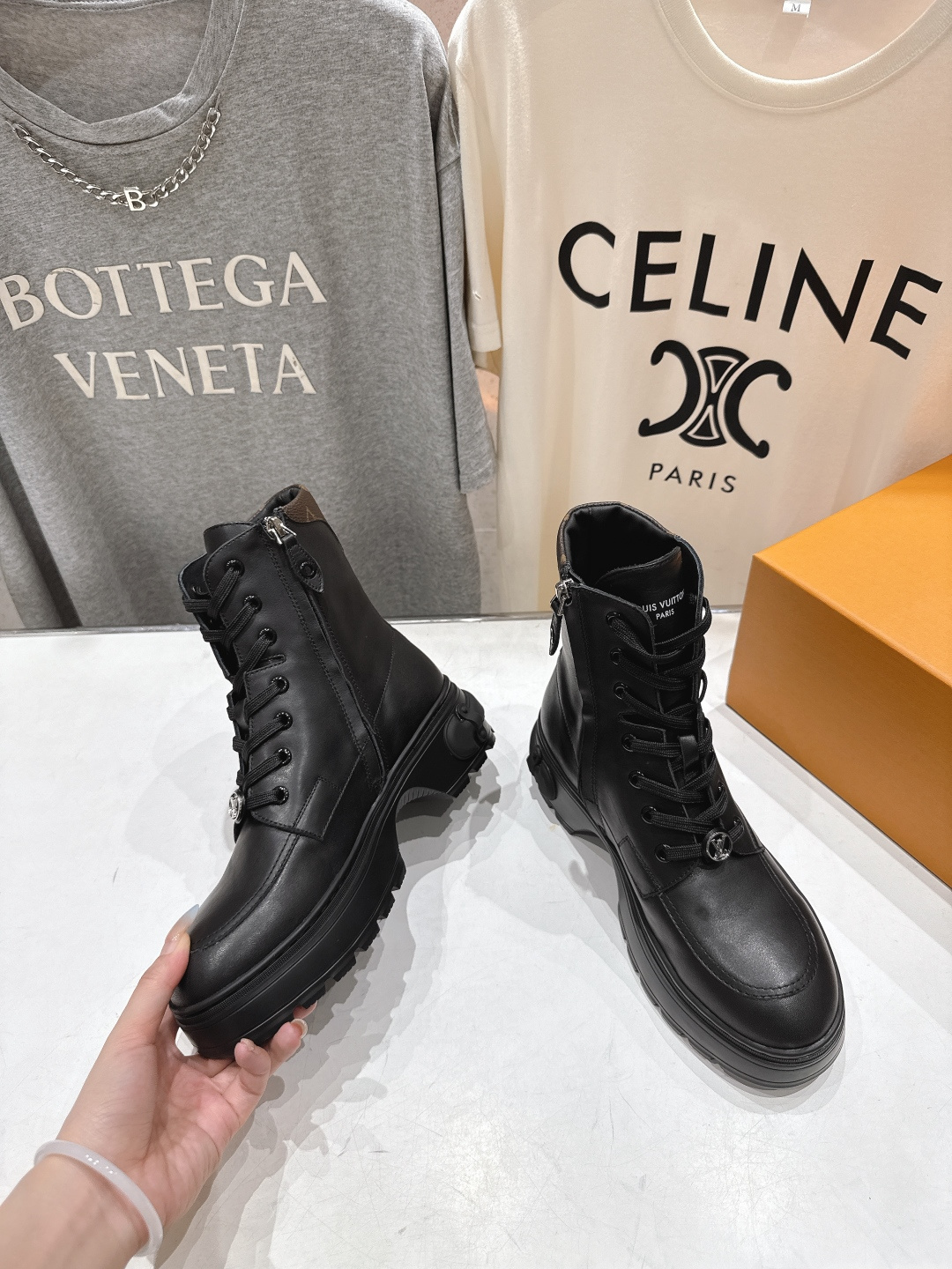 高版本出厂 LOUIS VUITTON 25ss LV驴牌新款系带英伦风帅气厚底马丁靴短靴楦型百搭瘦脚y