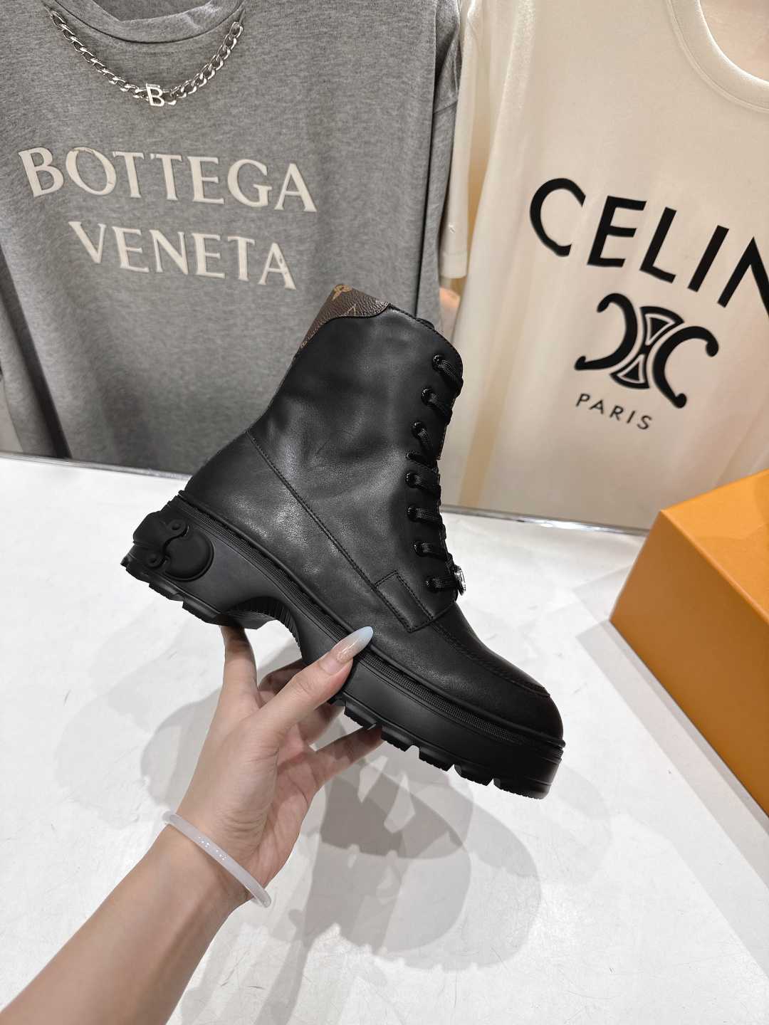 高版本出厂 LOUIS VUITTON 25ss LV驴牌新款系带英伦风帅气厚底马丁靴短靴楦型百搭瘦脚y