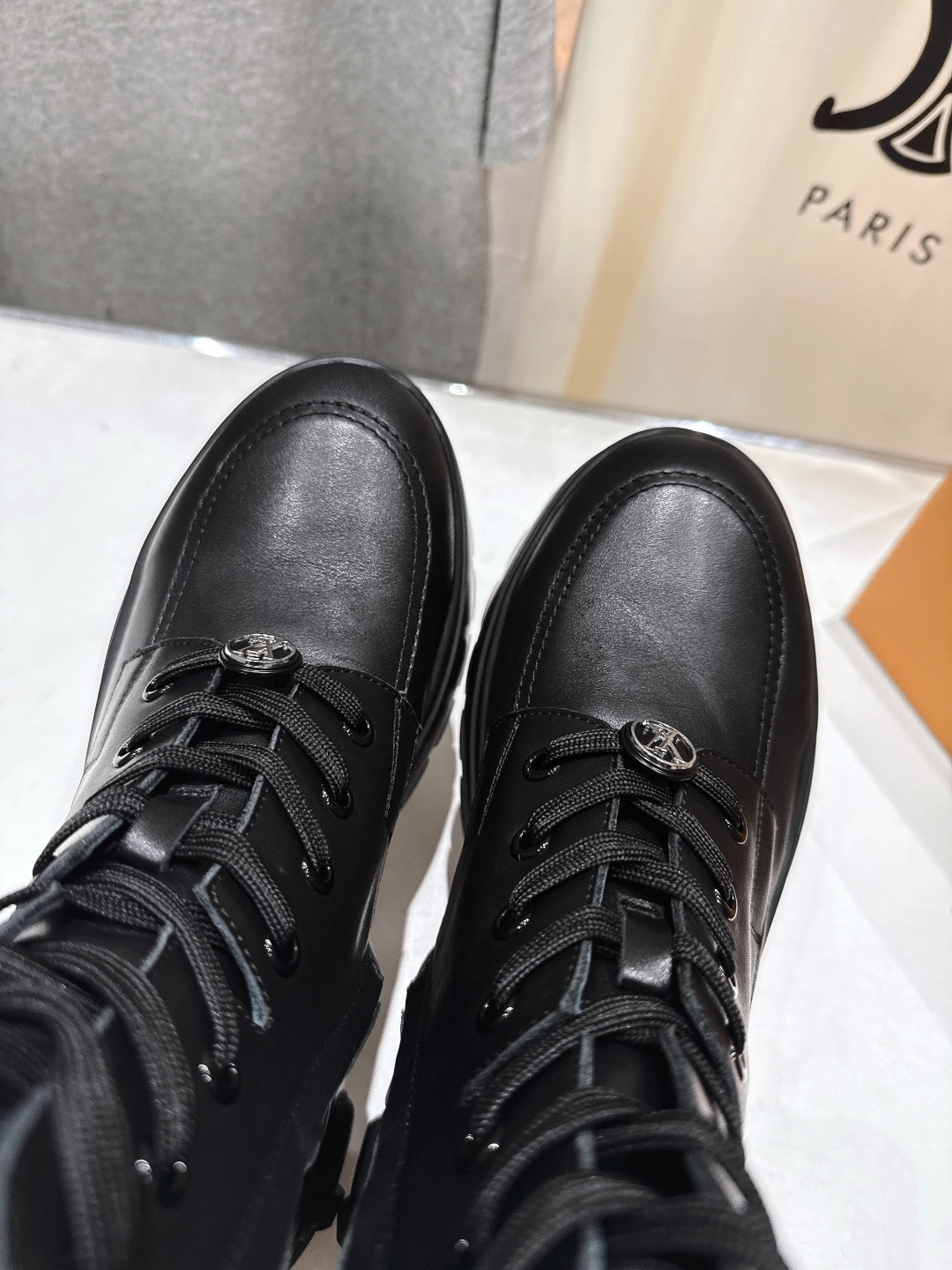 高版本出厂 LOUIS VUITTON 25ss LV驴牌新款系带英伦风帅气厚底马丁靴短靴楦型百搭瘦脚y