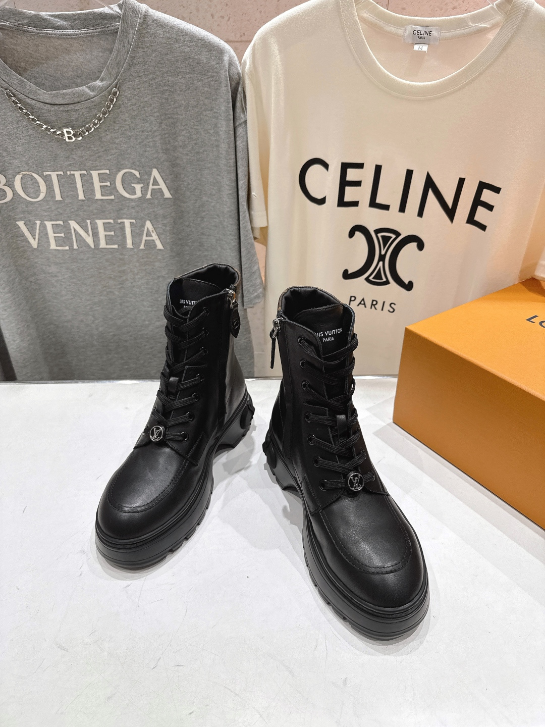 高版本出厂 LOUIS VUITTON 25ss LV驴牌新款系带英伦风帅气厚底马丁靴短靴楦型百搭瘦脚y