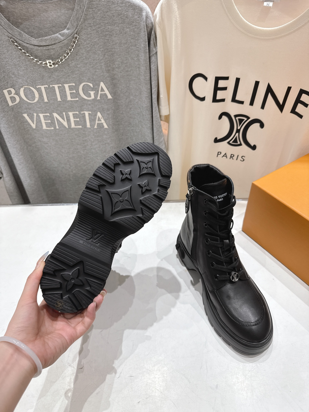 高版本出厂 LOUIS VUITTON 25ss LV驴牌新款系带英伦风帅气厚底马丁靴短靴楦型百搭瘦脚y