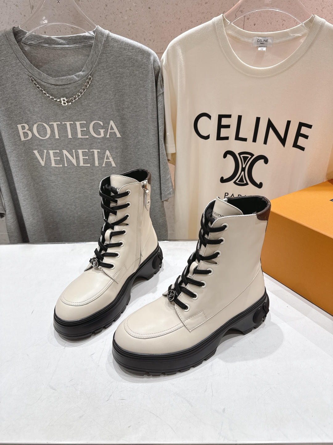 高版本出厂 LOUIS VUITTON 25ss LV驴牌新款系带英伦风帅气厚底马丁靴短靴楦型百搭瘦脚y