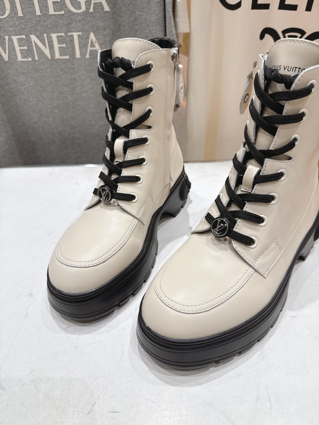 高版本出厂 LOUIS VUITTON 25ss LV驴牌新款系带英伦风帅气厚底马丁靴短靴楦型百搭瘦脚y