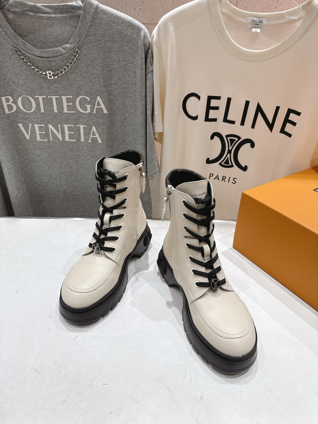 高版本出厂 LOUIS VUITTON 25ss LV驴牌新款系带英伦风帅气厚底马丁靴短靴楦型百搭瘦脚y