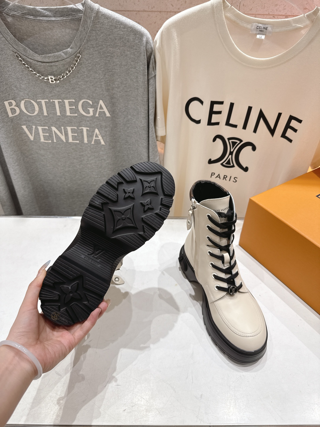 高版本出厂 LOUIS VUITTON 25ss LV驴牌新款系带英伦风帅气厚底马丁靴短靴楦型百搭瘦脚y