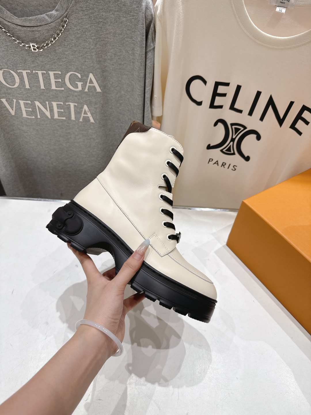 高版本出厂 LOUIS VUITTON 25ss LV驴牌新款系带英伦风帅气厚底马丁靴短靴楦型百搭瘦脚y