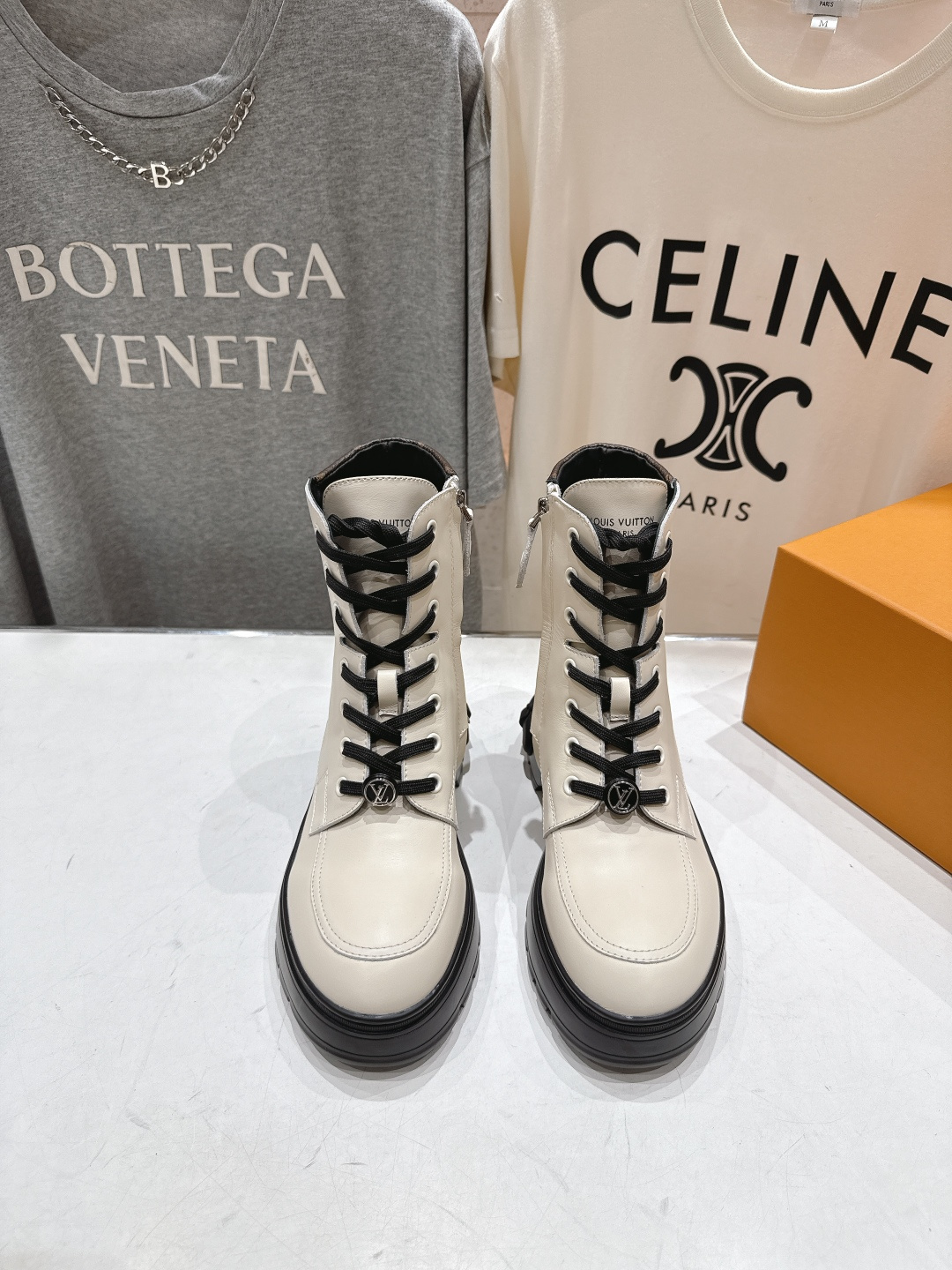 高版本出厂 LOUIS VUITTON 25ss LV驴牌新款系带英伦风帅气厚底马丁靴短靴楦型百搭瘦脚y