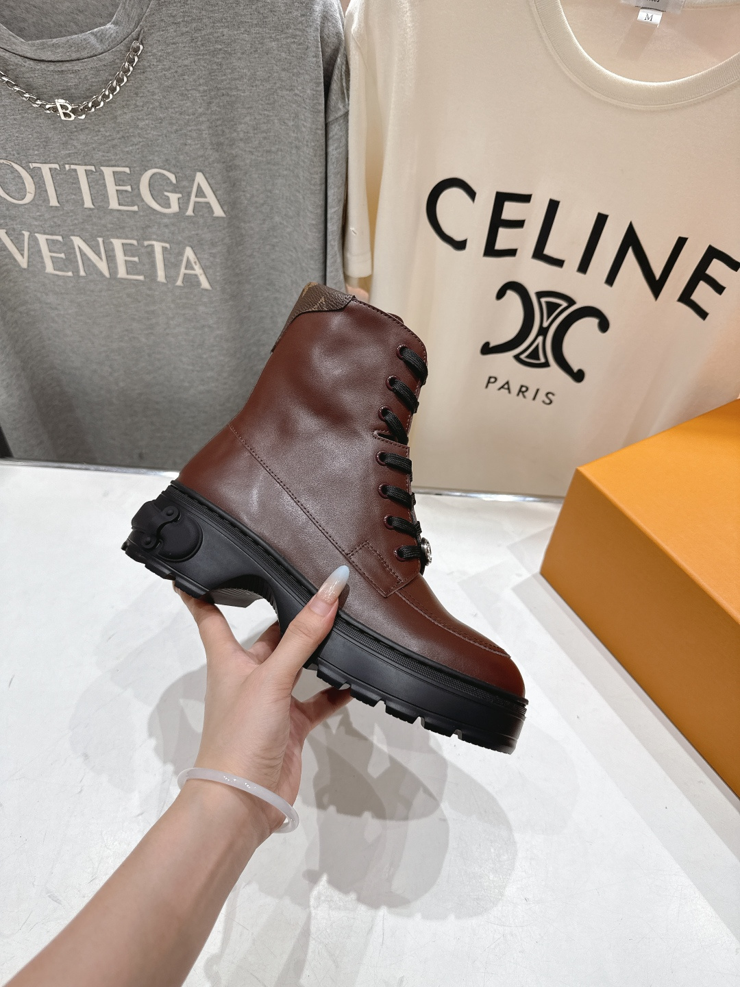 高版本出厂 LOUIS VUITTON 25ss LV驴牌新款系带英伦风帅气厚底马丁靴短靴楦型百搭瘦脚y