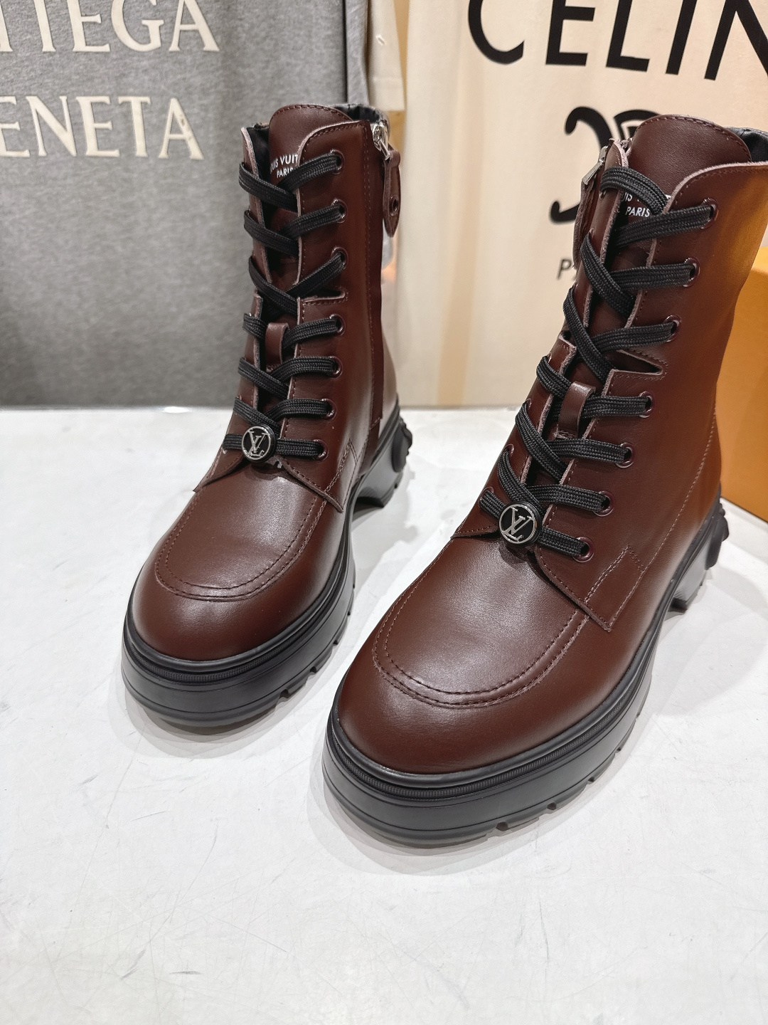 高版本出厂 LOUIS VUITTON 25ss LV驴牌新款系带英伦风帅气厚底马丁靴短靴楦型百搭瘦脚y