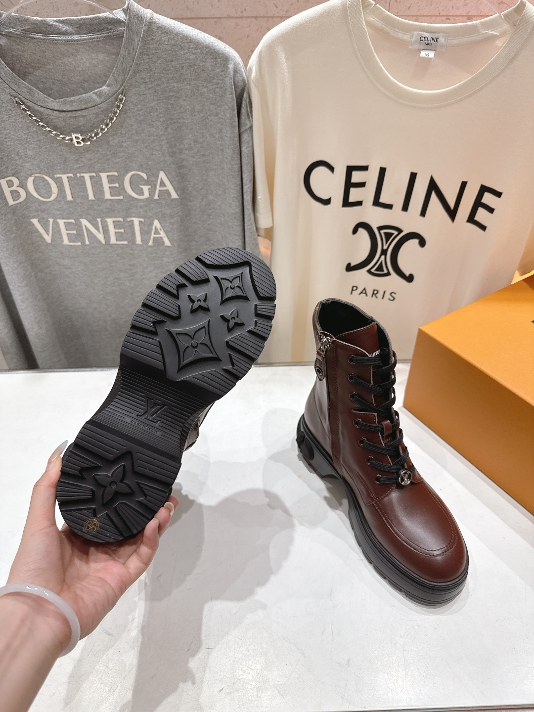 高版本出厂 LOUIS VUITTON 25ss LV驴牌新款系带英伦风帅气厚底马丁靴短靴楦型百搭瘦脚y