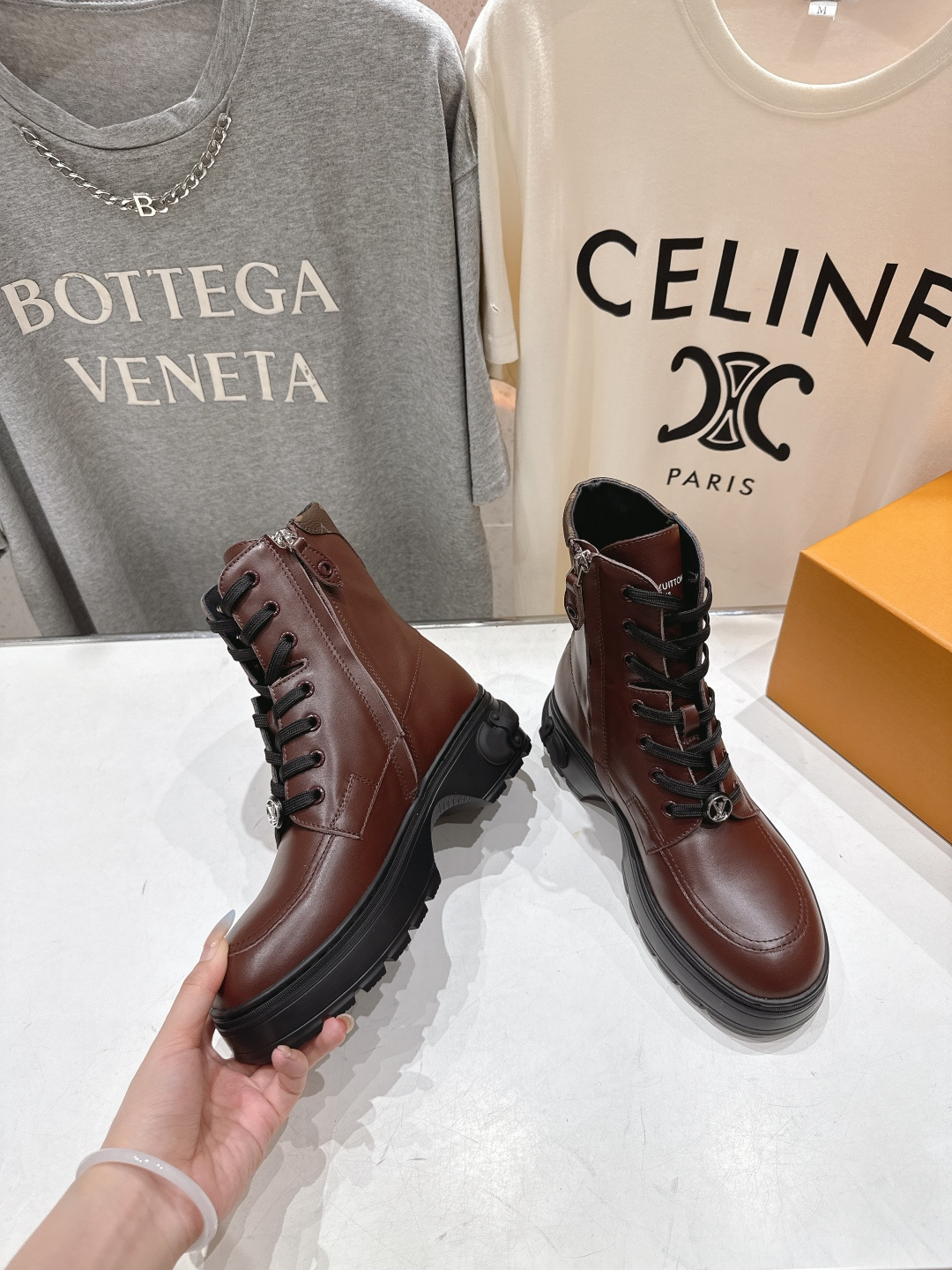 高版本出厂 LOUIS VUITTON 25ss LV驴牌新款系带英伦风帅气厚底马丁靴短靴楦型百搭瘦脚y