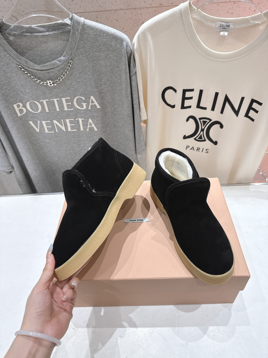 高版本出厂 MiuMiu/缪缪F022 2025ss秋冬走秀款·羊毛小短靴雪地靴毛毛鞋高帮棉鞋经常出现在