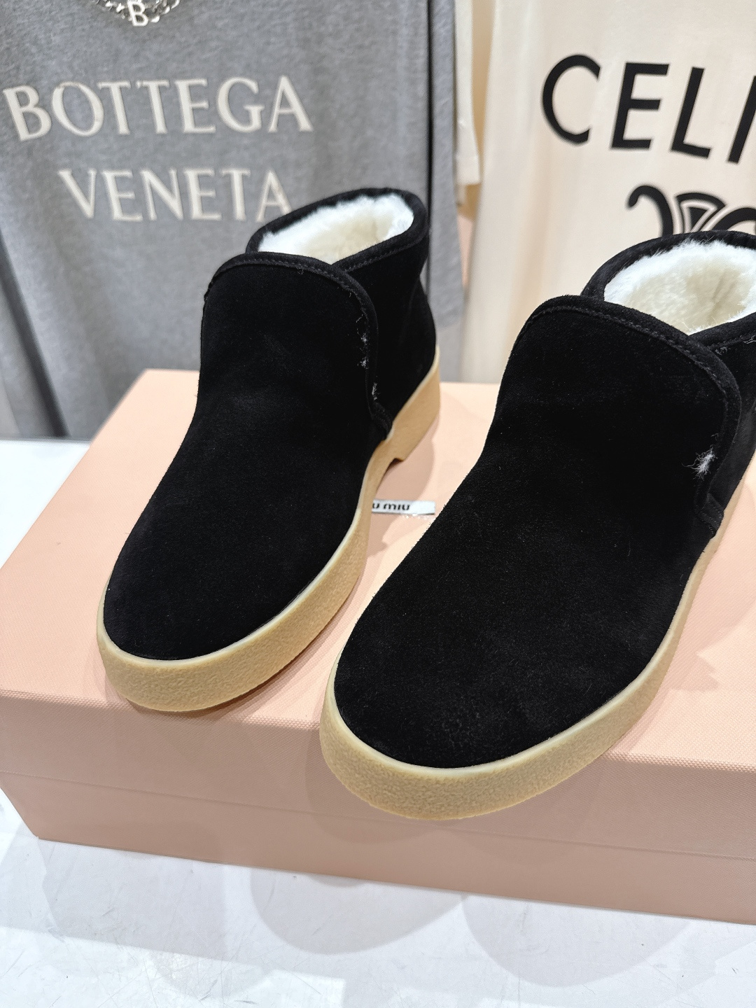 高版本出厂 MiuMiu/缪缪F022 2025ss秋冬走秀款·羊毛小短靴雪地靴毛毛鞋高帮棉鞋经常出现在