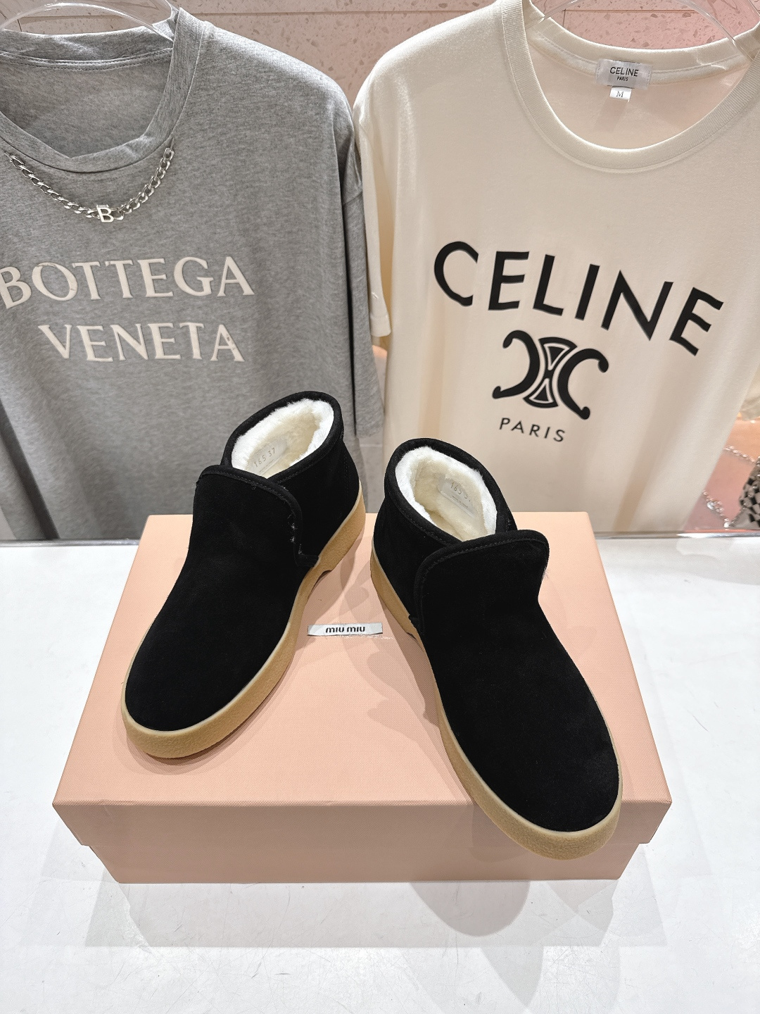 高版本出厂 MiuMiu/缪缪F022 2025ss秋冬走秀款·羊毛小短靴雪地靴毛毛鞋高帮棉鞋经常出现在