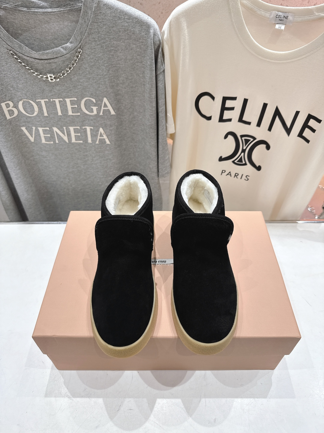 高版本出厂 MiuMiu/缪缪F022 2025ss秋冬走秀款·羊毛小短靴雪地靴毛毛鞋高帮棉鞋经常出现在