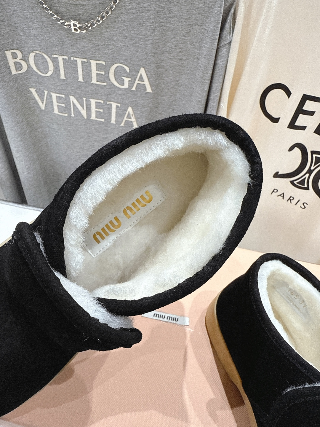 高版本出厂 MiuMiu/缪缪F022 2025ss秋冬走秀款·羊毛小短靴雪地靴毛毛鞋高帮棉鞋经常出现在