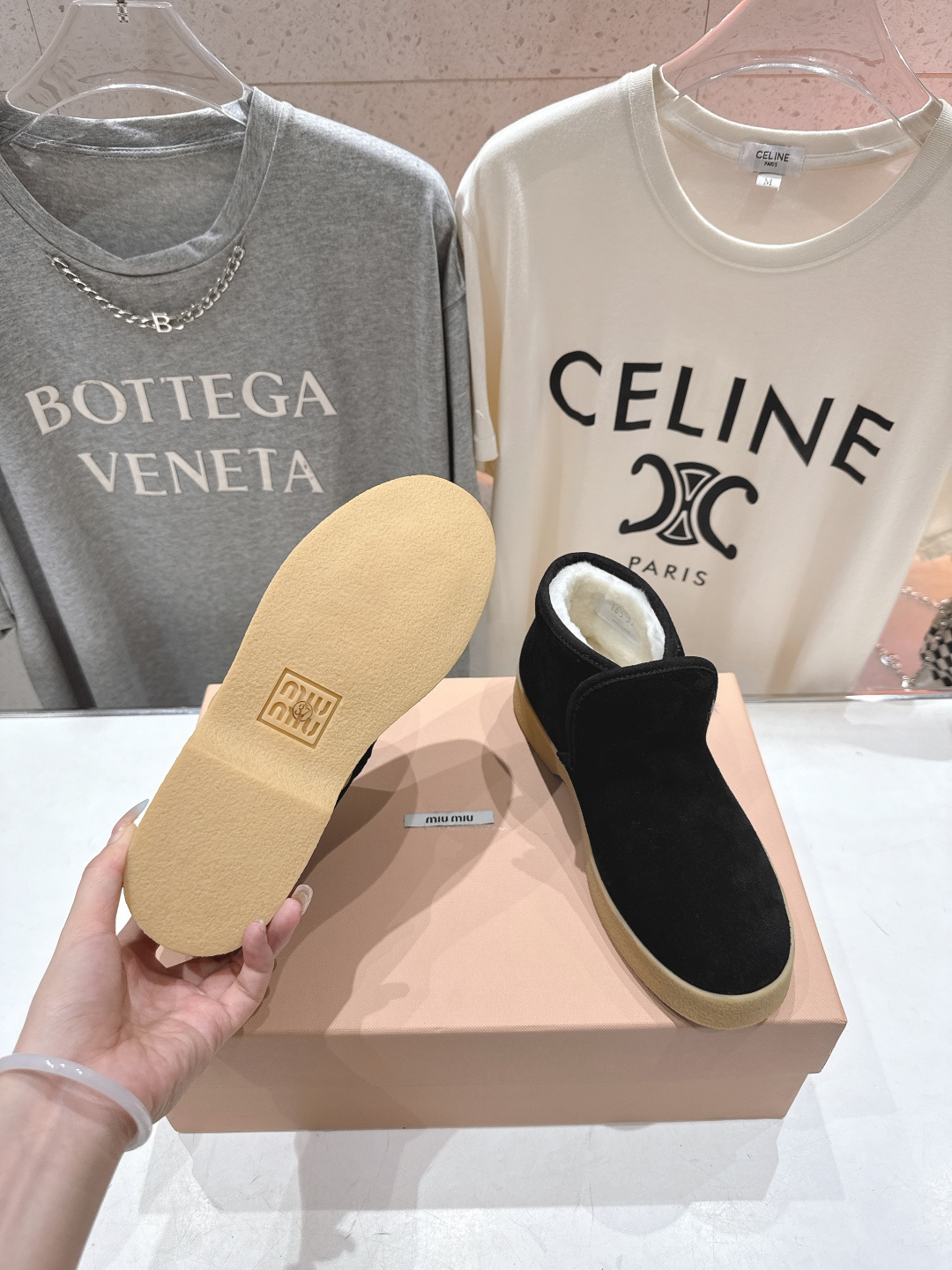 高版本出厂 MiuMiu/缪缪F022 2025ss秋冬走秀款·羊毛小短靴雪地靴毛毛鞋高帮棉鞋经常出现在