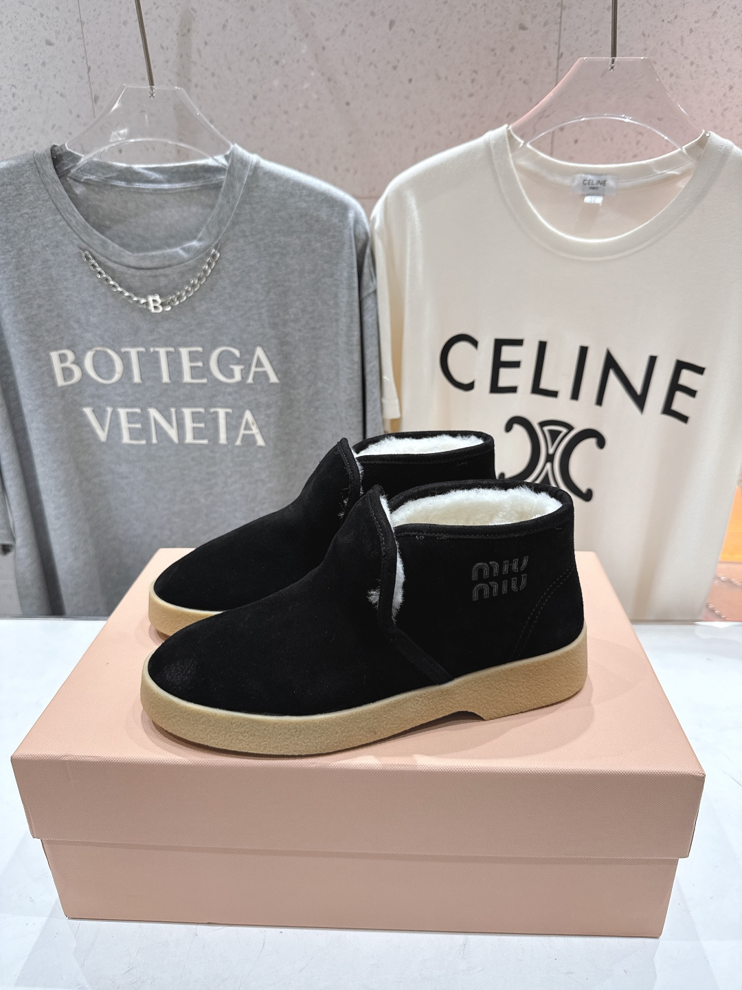 高版本出厂 MiuMiu/缪缪F022 2025ss秋冬走秀款·羊毛小短靴雪地靴毛毛鞋高帮棉鞋经常出现在