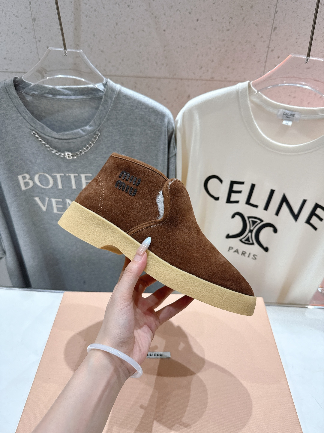 高版本出厂 MiuMiu/缪缪F022 2025ss秋冬走秀款·羊毛小短靴雪地靴毛毛鞋高帮棉鞋经常出现在