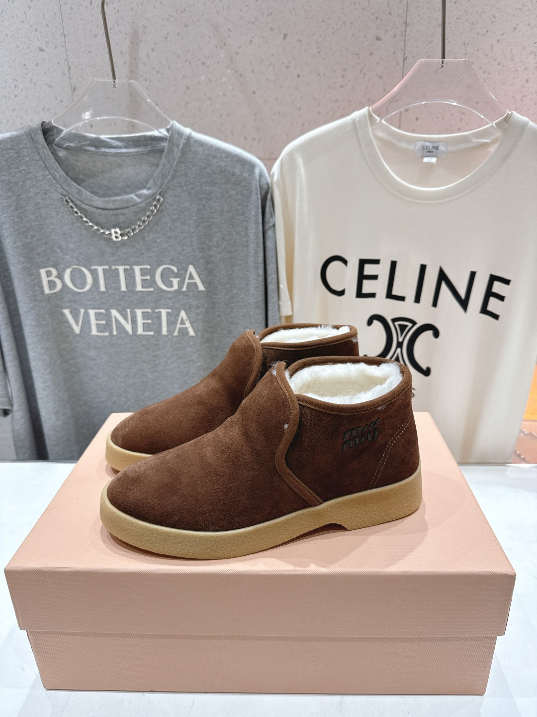 高版本出厂 MiuMiu/缪缪F022 2025ss秋冬走秀款·羊毛小短靴雪地靴毛毛鞋高帮棉鞋经常出现在