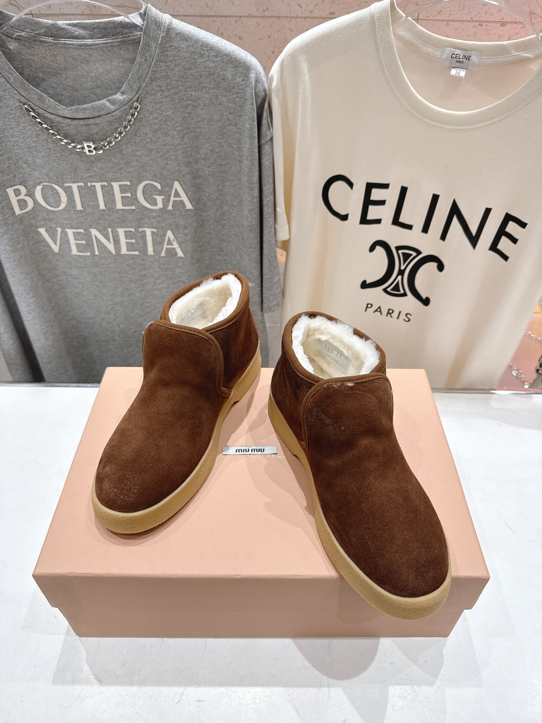 高版本出厂 MiuMiu/缪缪F022 2025ss秋冬走秀款·羊毛小短靴雪地靴毛毛鞋高帮棉鞋经常出现在