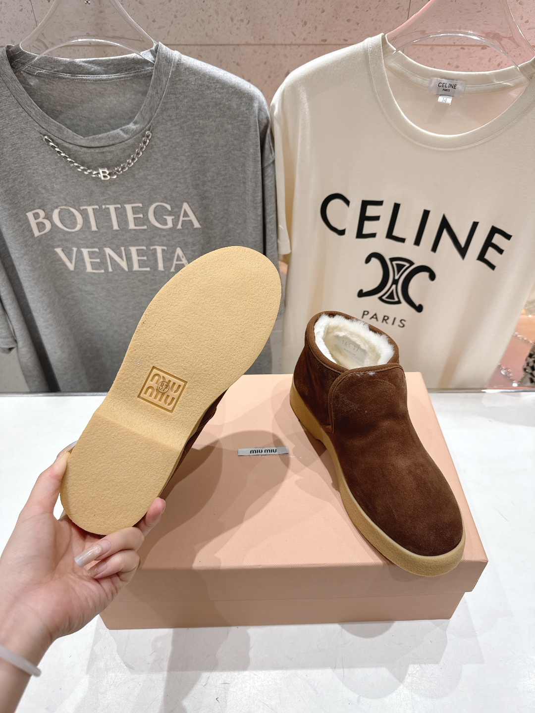 高版本出厂 MiuMiu/缪缪F022 2025ss秋冬走秀款·羊毛小短靴雪地靴毛毛鞋高帮棉鞋经常出现在