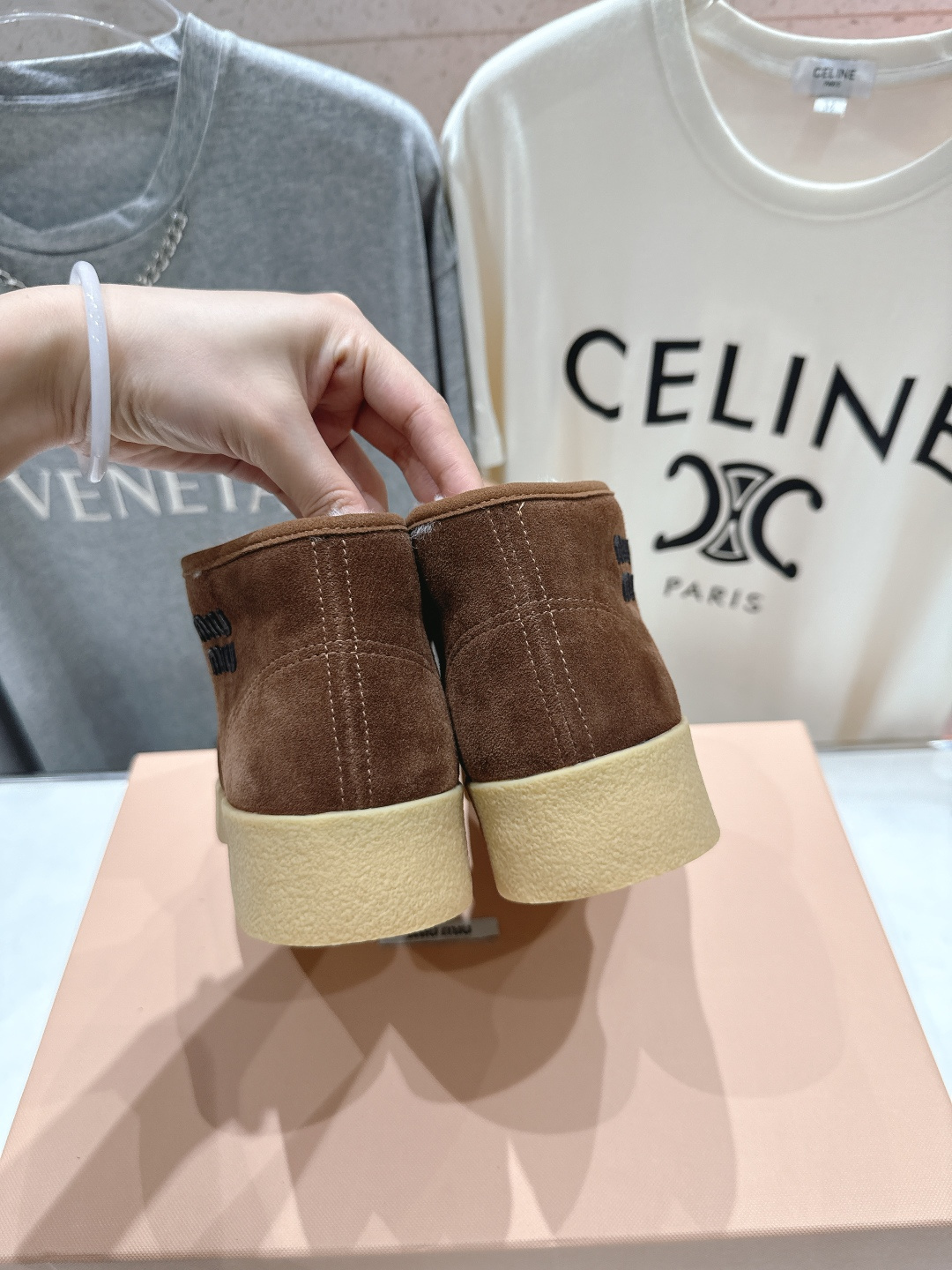 高版本出厂 MiuMiu/缪缪F022 2025ss秋冬走秀款·羊毛小短靴雪地靴毛毛鞋高帮棉鞋经常出现在