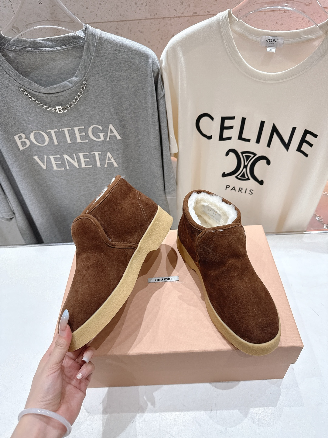 高版本出厂 MiuMiu/缪缪F022 2025ss秋冬走秀款·羊毛小短靴雪地靴毛毛鞋高帮棉鞋经常出现在