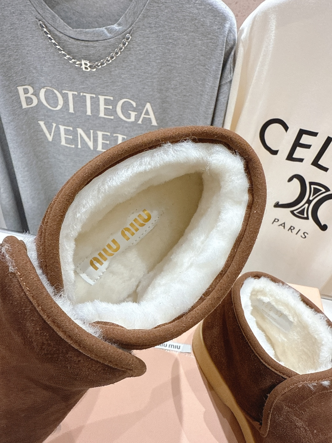 高版本出厂 MiuMiu/缪缪F022 2025ss秋冬走秀款·羊毛小短靴雪地靴毛毛鞋高帮棉鞋经常出现在