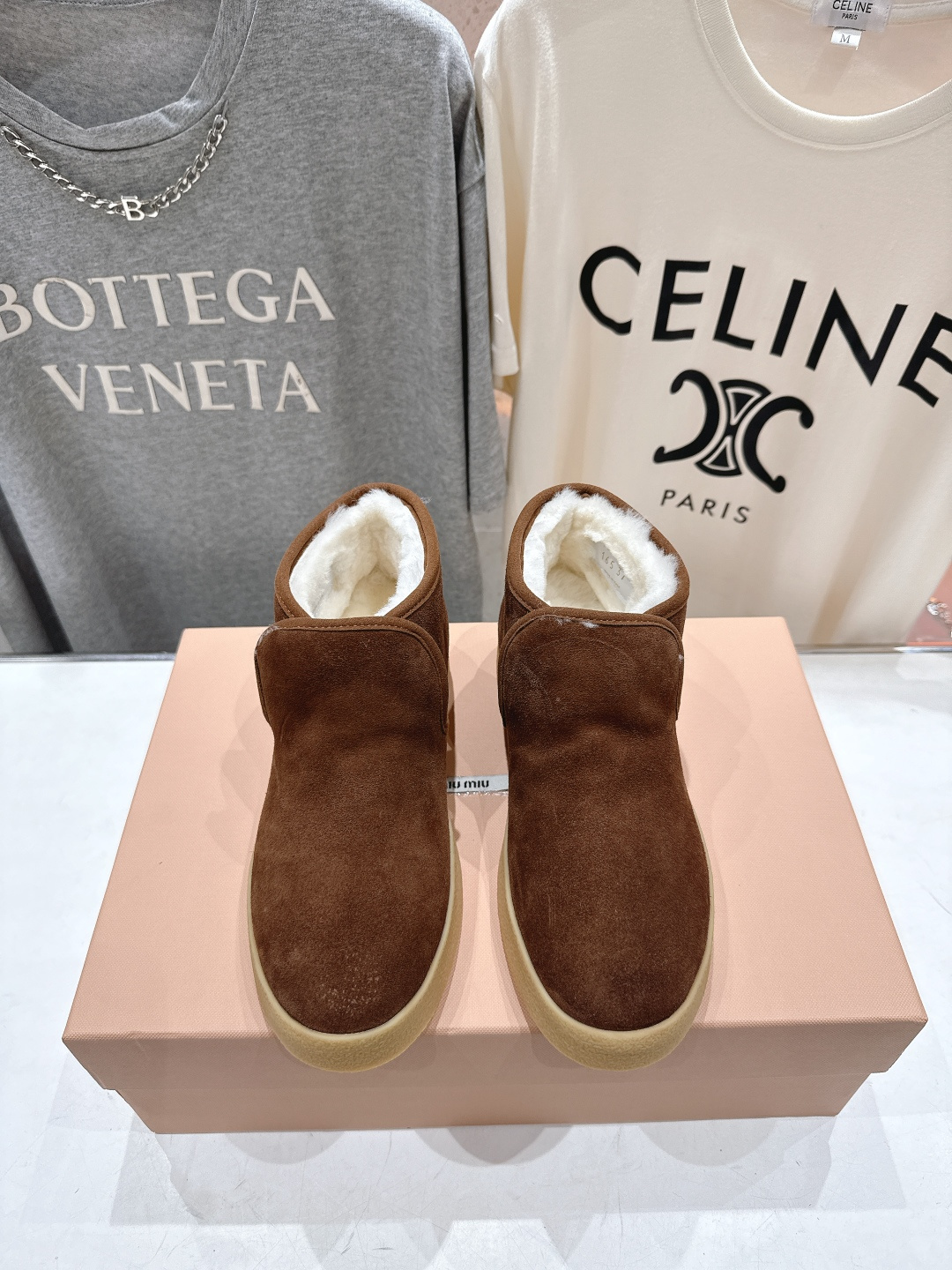 高版本出厂 MiuMiu/缪缪F022 2025ss秋冬走秀款·羊毛小短靴雪地靴毛毛鞋高帮棉鞋经常出现在