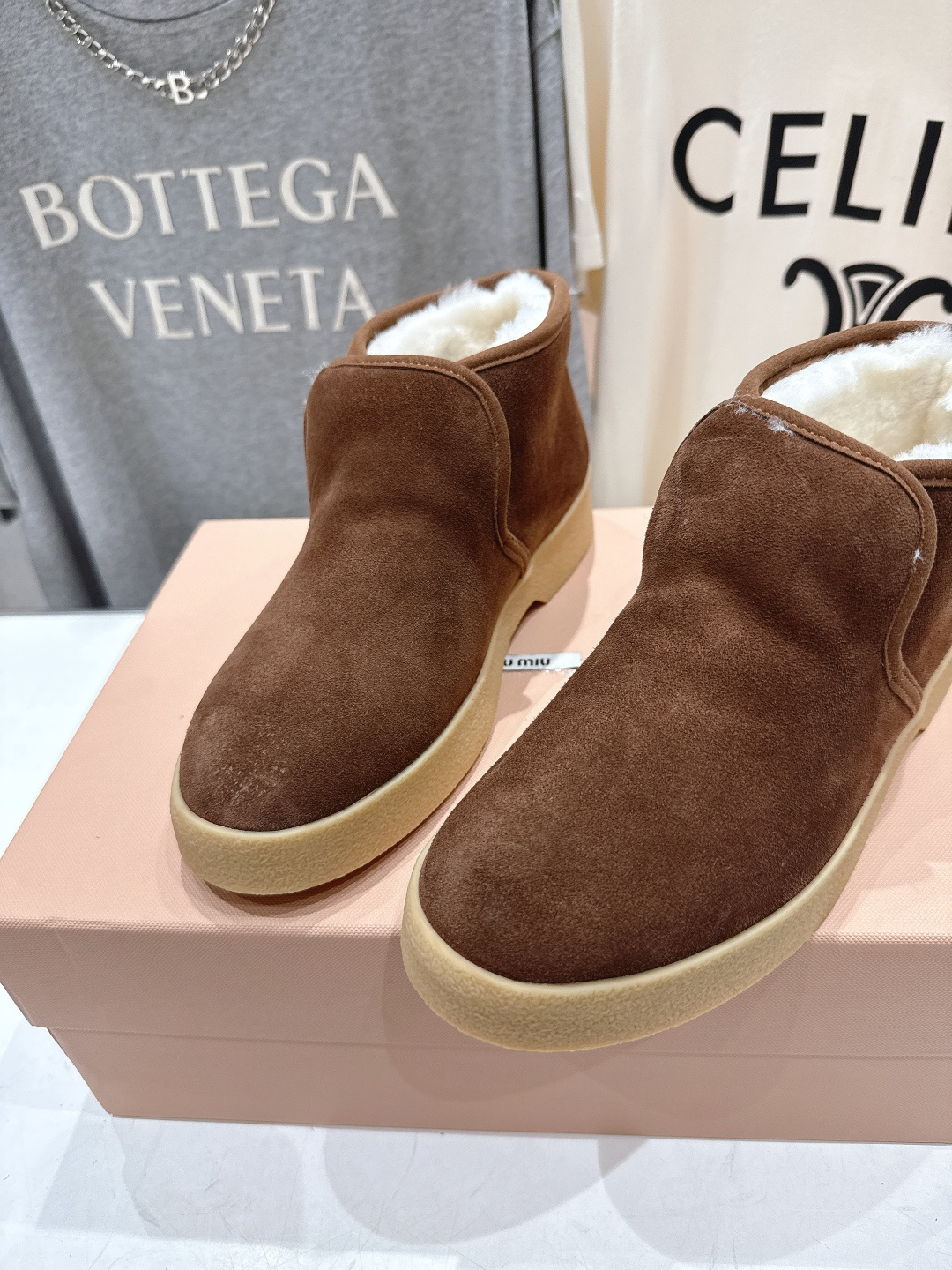 高版本出厂 MiuMiu/缪缪F022 2025ss秋冬走秀款·羊毛小短靴雪地靴毛毛鞋高帮棉鞋经常出现在