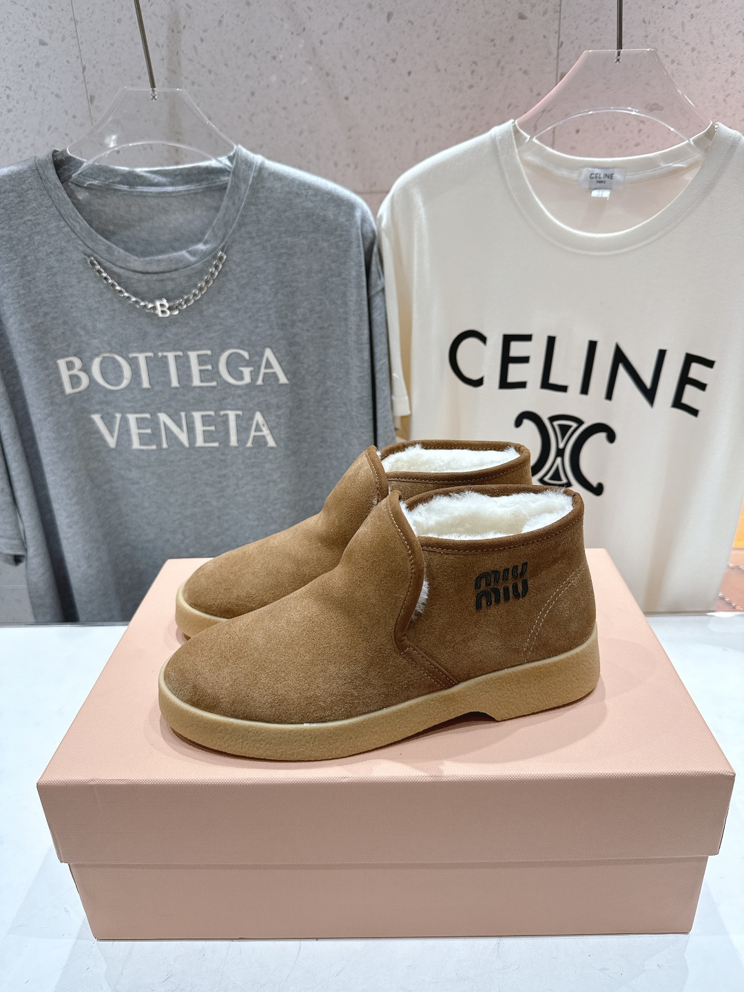 高版本出厂 MiuMiu/缪缪F022 2025ss秋冬走秀款·羊毛小短靴雪地靴毛毛鞋高帮棉鞋经常出现在