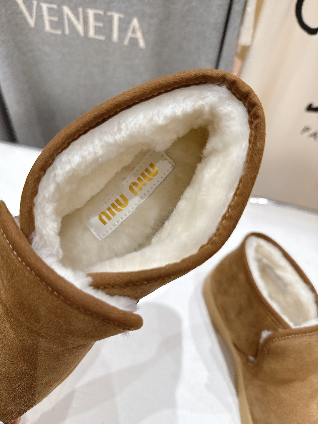 高版本出厂 MiuMiu/缪缪F022 2025ss秋冬走秀款·羊毛小短靴雪地靴毛毛鞋高帮棉鞋经常出现在