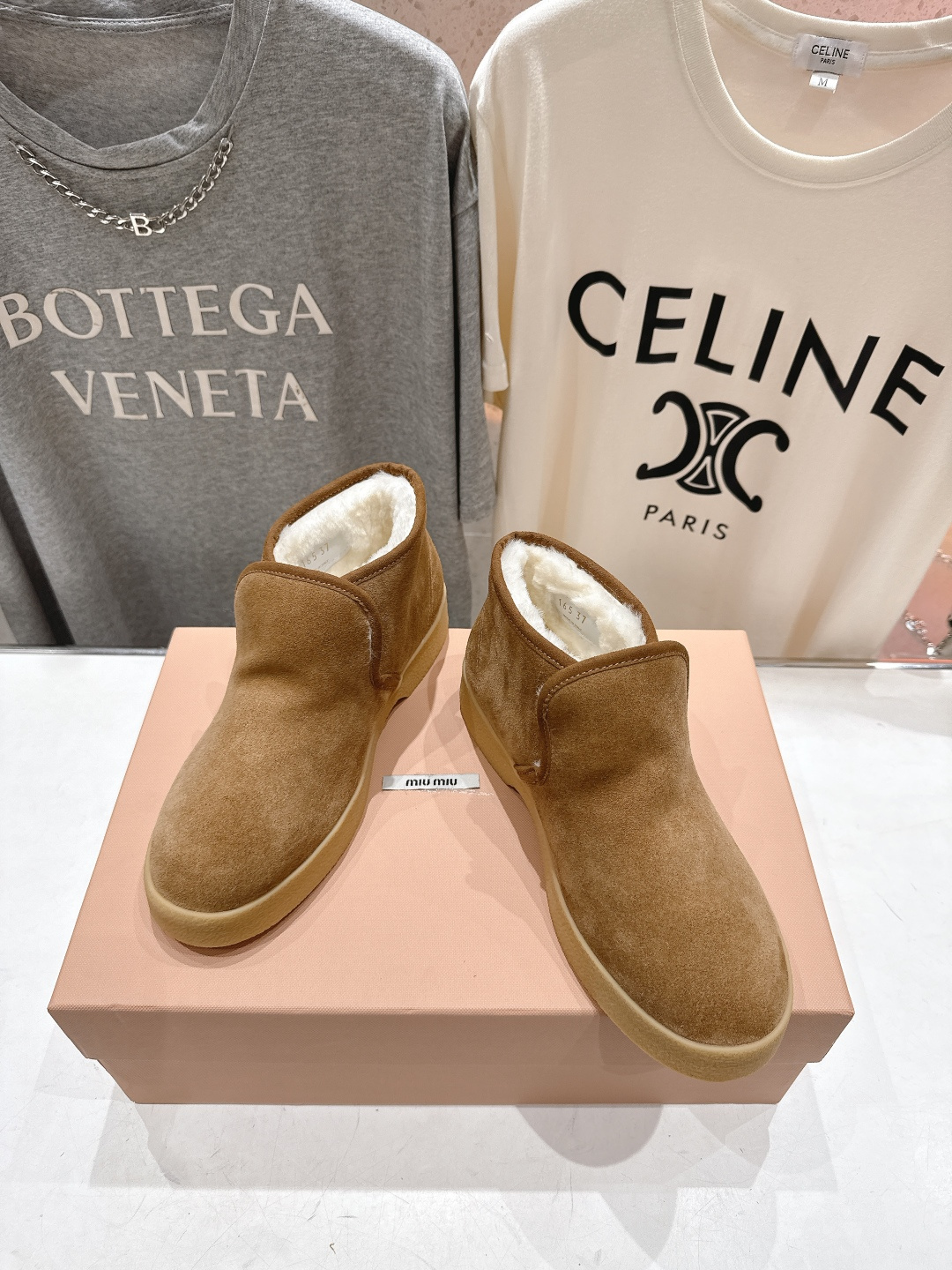 高版本出厂 MiuMiu/缪缪F022 2025ss秋冬走秀款·羊毛小短靴雪地靴毛毛鞋高帮棉鞋经常出现在