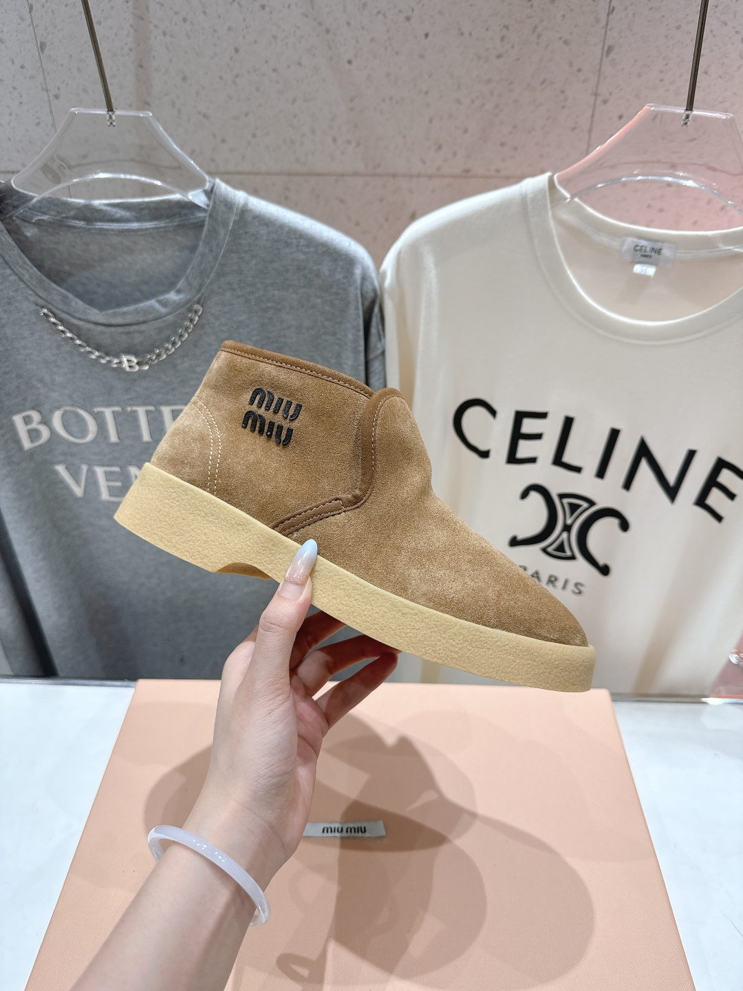 高版本出厂 MiuMiu/缪缪F022 2025ss秋冬走秀款·羊毛小短靴雪地靴毛毛鞋高帮棉鞋经常出现在