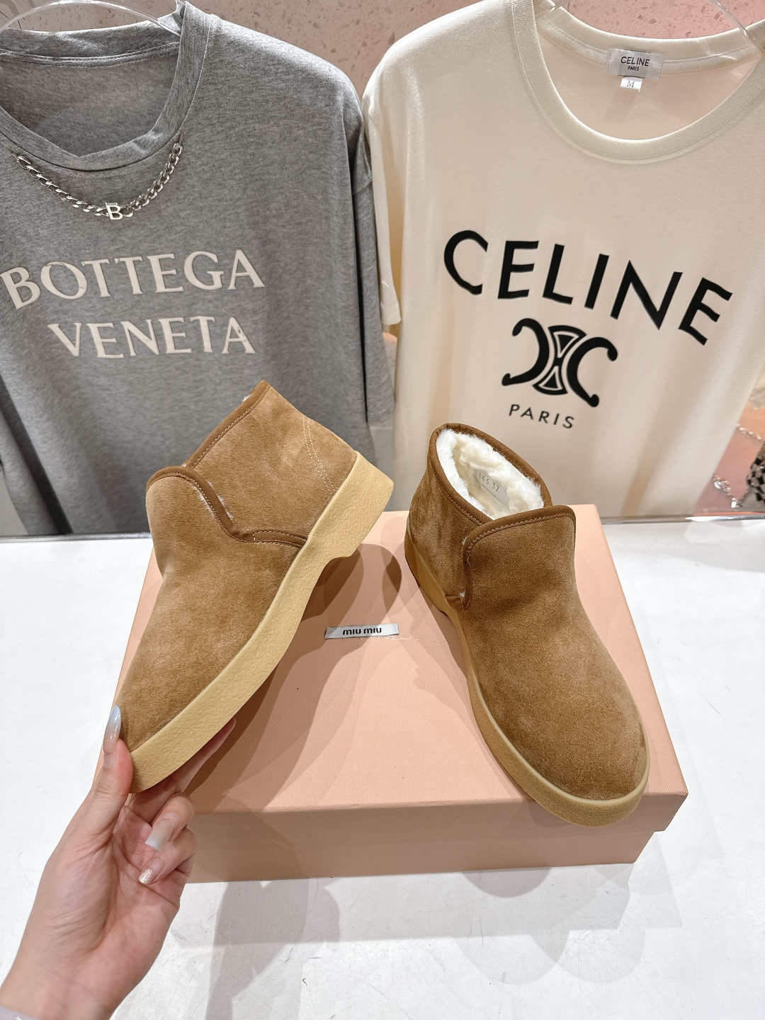 高版本出厂 MiuMiu/缪缪F022 2025ss秋冬走秀款·羊毛小短靴雪地靴毛毛鞋高帮棉鞋经常出现在