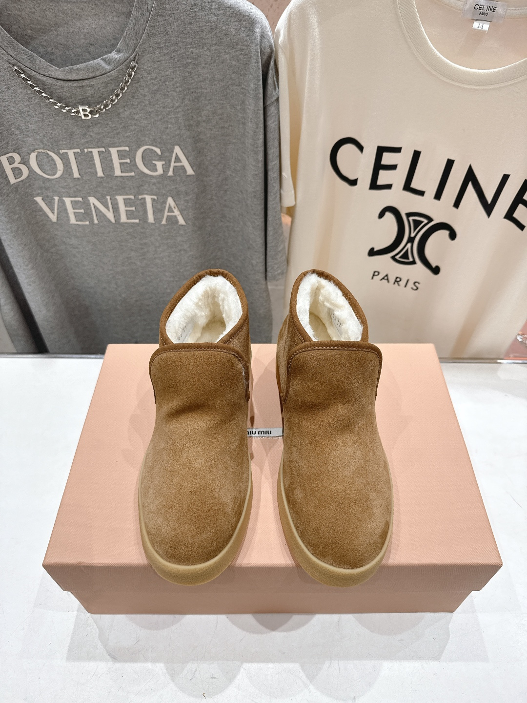 高版本出厂 MiuMiu/缪缪F022 2025ss秋冬走秀款·羊毛小短靴雪地靴毛毛鞋高帮棉鞋经常出现在