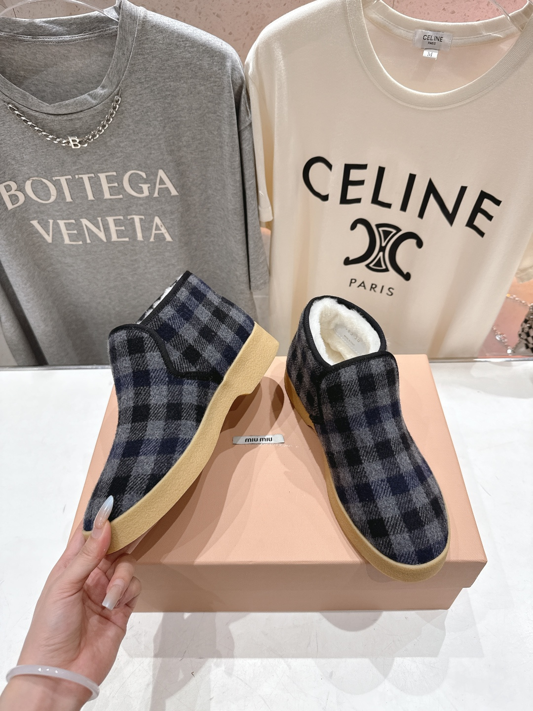 高版本出厂 MiuMiu/缪缪F022 2025ss秋冬走秀款·羊毛小短靴雪地靴毛毛鞋高帮棉鞋经常出现在