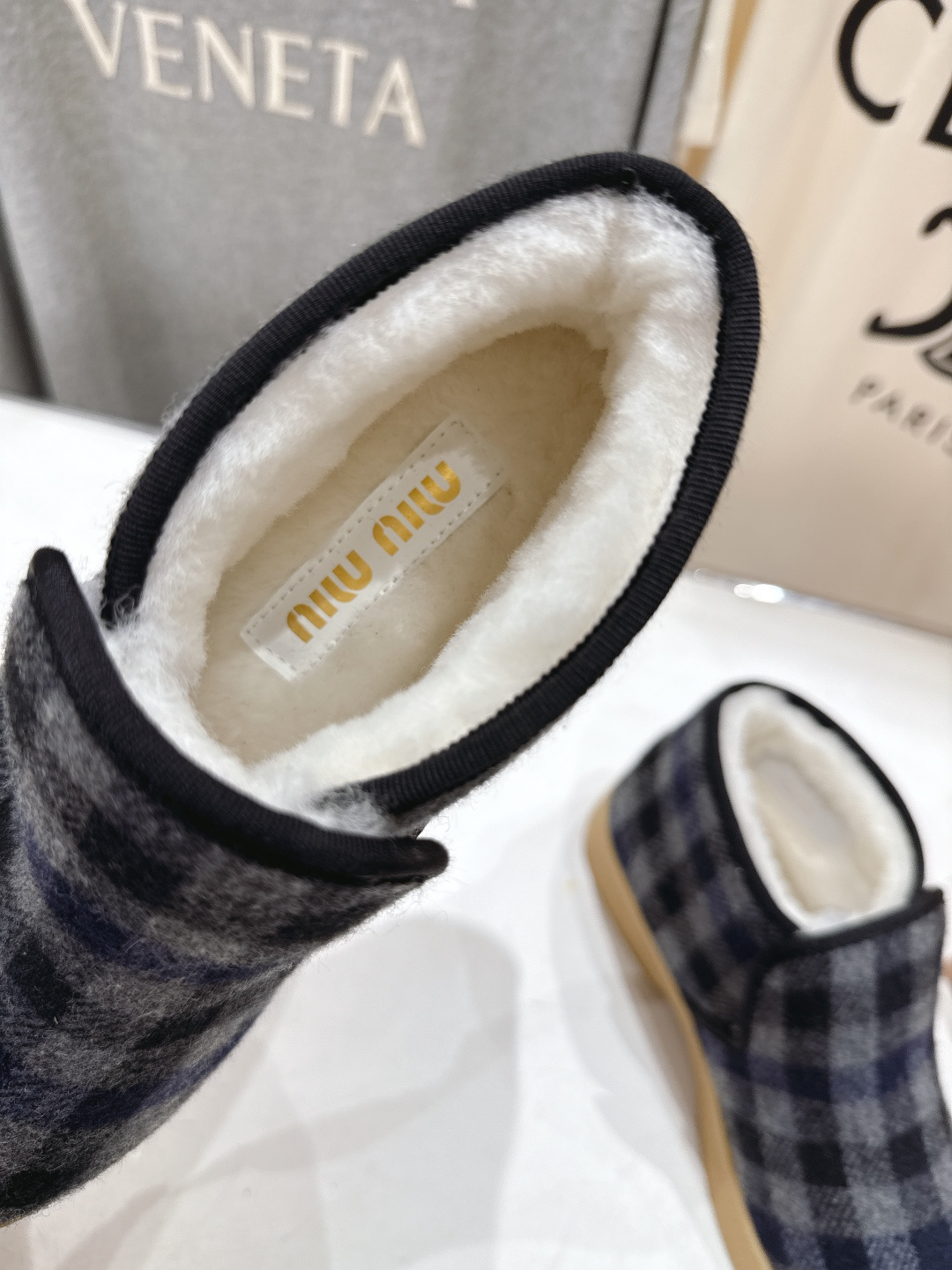 高版本出厂 MiuMiu/缪缪F022 2025ss秋冬走秀款·羊毛小短靴雪地靴毛毛鞋高帮棉鞋经常出现在