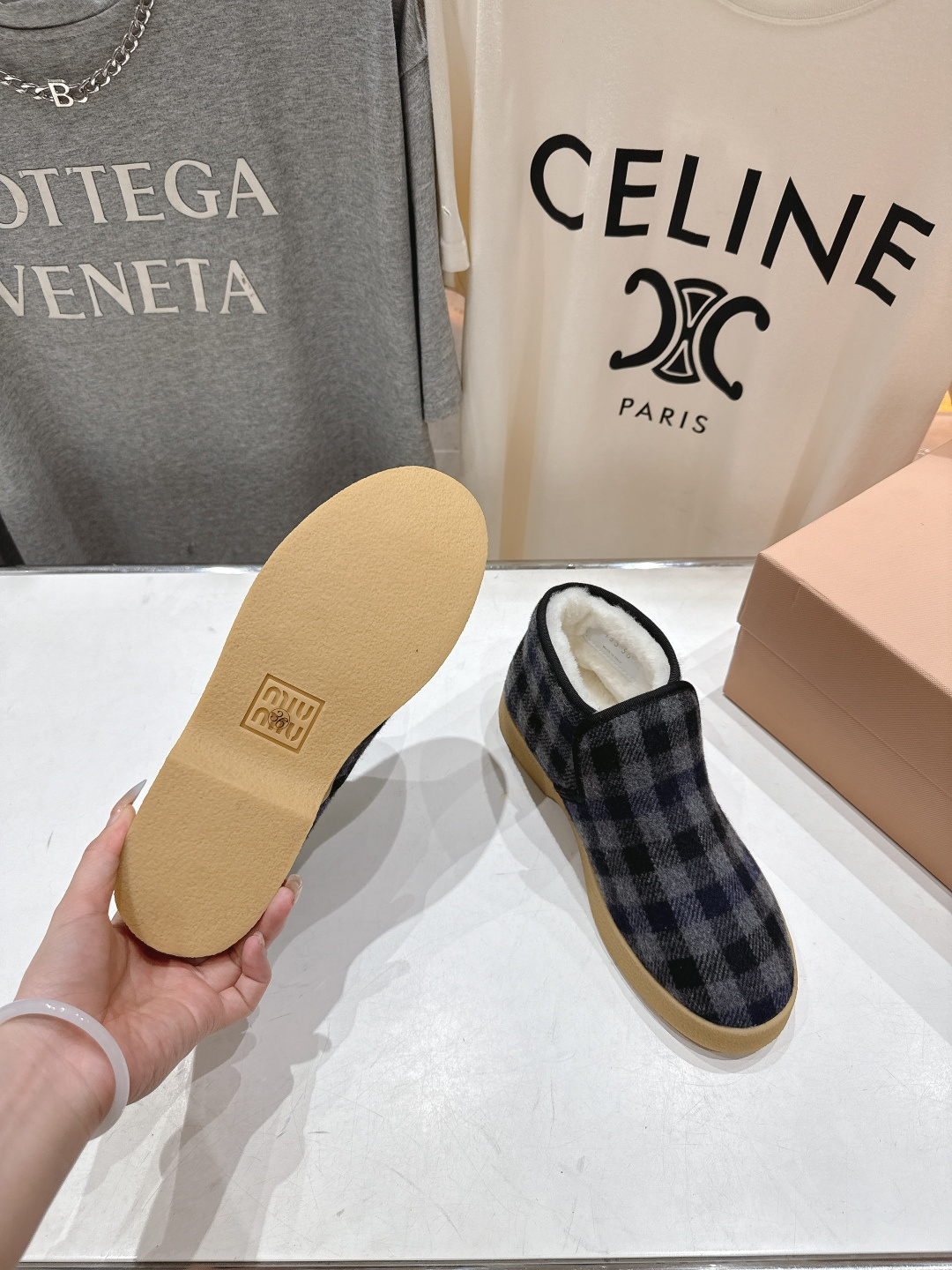 高版本出厂 MiuMiu/缪缪F022 2025ss秋冬走秀款·羊毛小短靴雪地靴毛毛鞋高帮棉鞋经常出现在