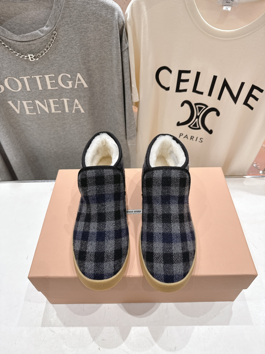 高版本出厂 MiuMiu/缪缪F022 2025ss秋冬走秀款·羊毛小短靴雪地靴毛毛鞋高帮棉鞋经常出现在