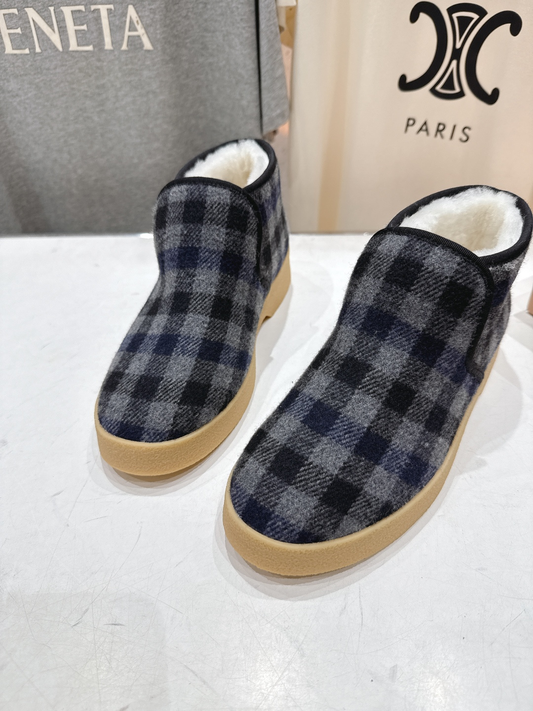 高版本出厂 MiuMiu/缪缪F022 2025ss秋冬走秀款·羊毛小短靴雪地靴毛毛鞋高帮棉鞋经常出现在