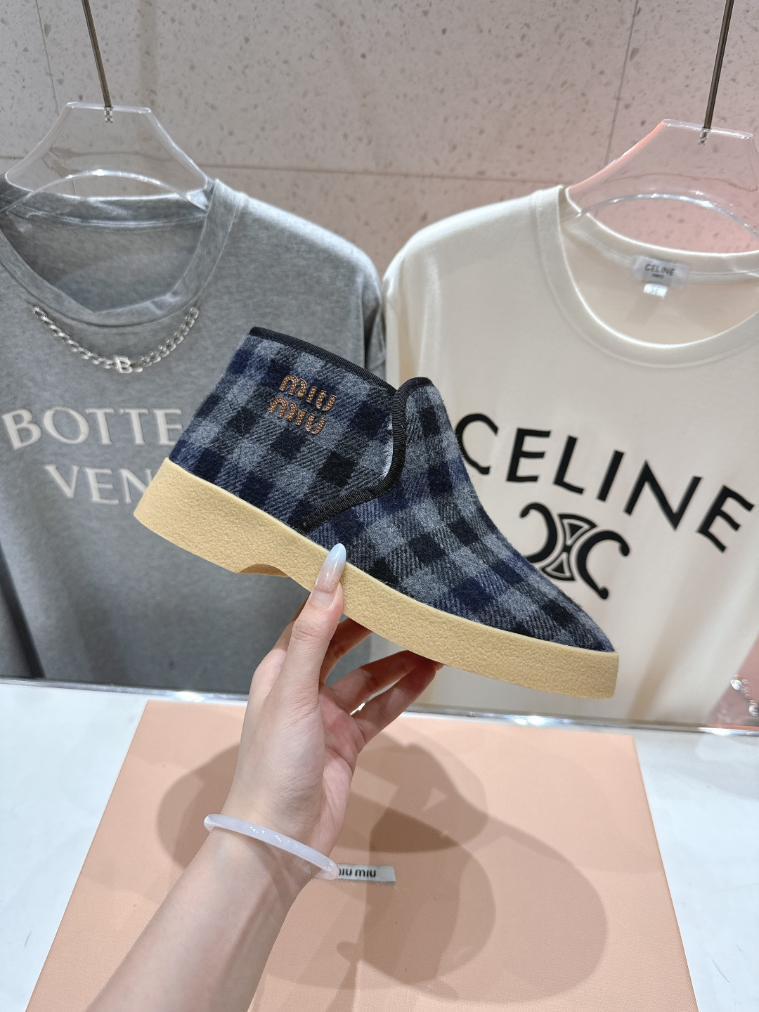 高版本出厂 MiuMiu/缪缪F022 2025ss秋冬走秀款·羊毛小短靴雪地靴毛毛鞋高帮棉鞋经常出现在