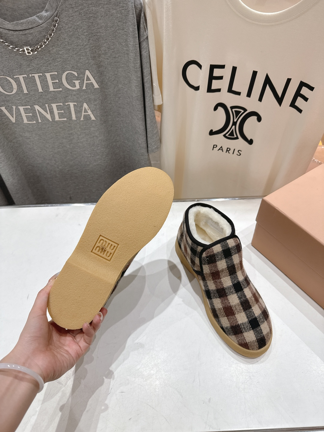 高版本出厂 MiuMiu/缪缪F022 2025ss秋冬走秀款·羊毛小短靴雪地靴毛毛鞋高帮棉鞋经常出现在