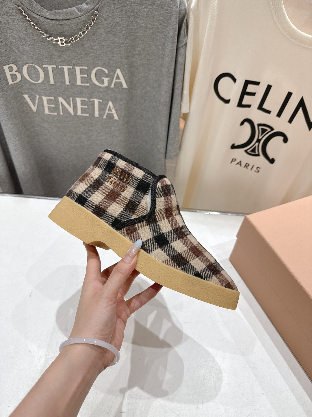 高版本出厂 MiuMiu/缪缪F022 2025ss秋冬走秀款·羊毛小短靴雪地靴毛毛鞋高帮棉鞋经常出现在