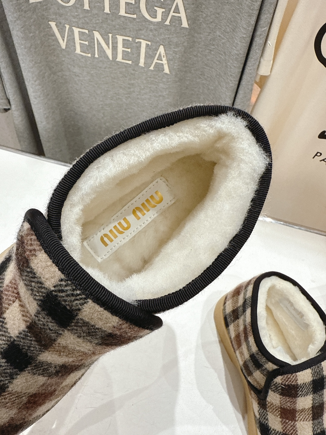 高版本出厂 MiuMiu/缪缪F022 2025ss秋冬走秀款·羊毛小短靴雪地靴毛毛鞋高帮棉鞋经常出现在